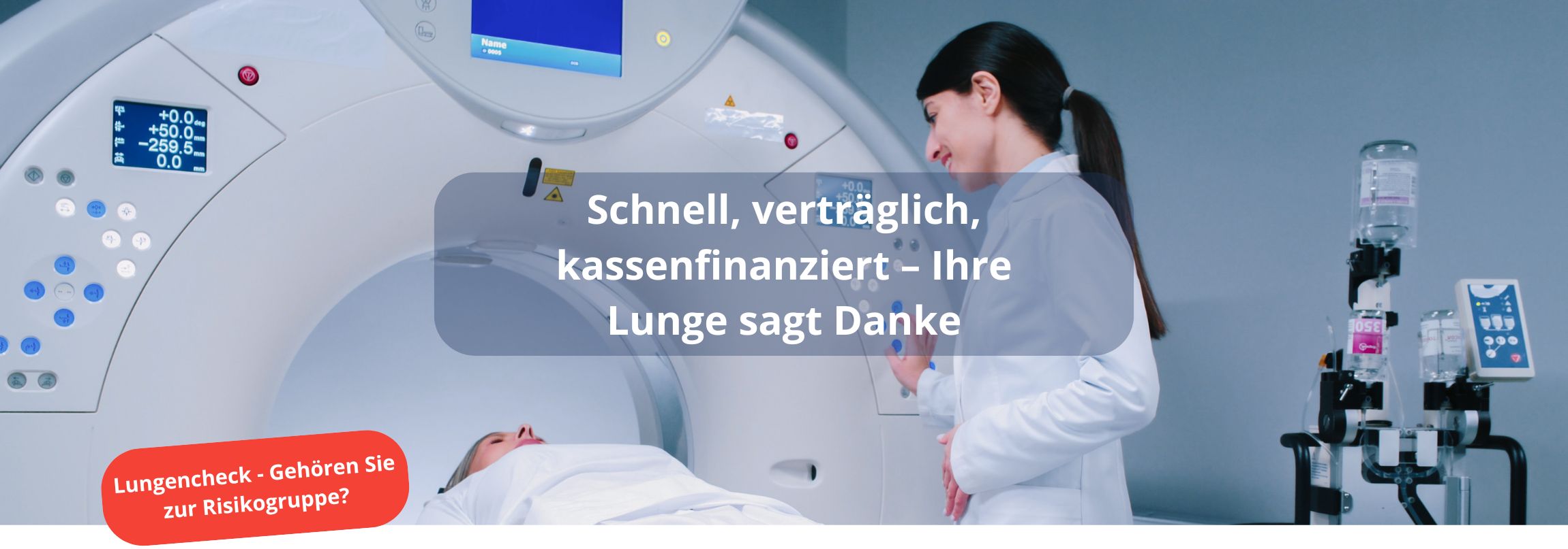 Ärztin fährt Patientin in CT